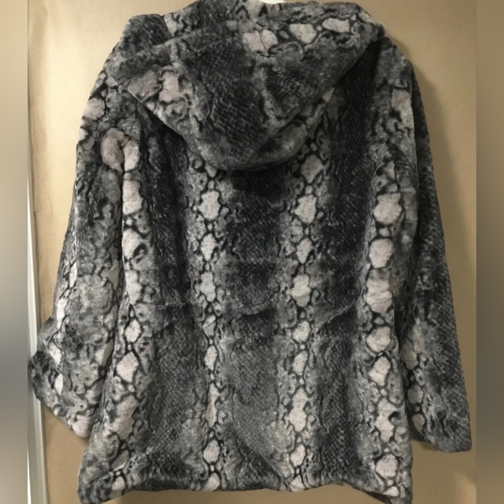 Like New NVLT Faux Fur Snake-Print Grey/Black Pea Coat/Jacket, Sz L! 🍁 - Picture 2 of 4